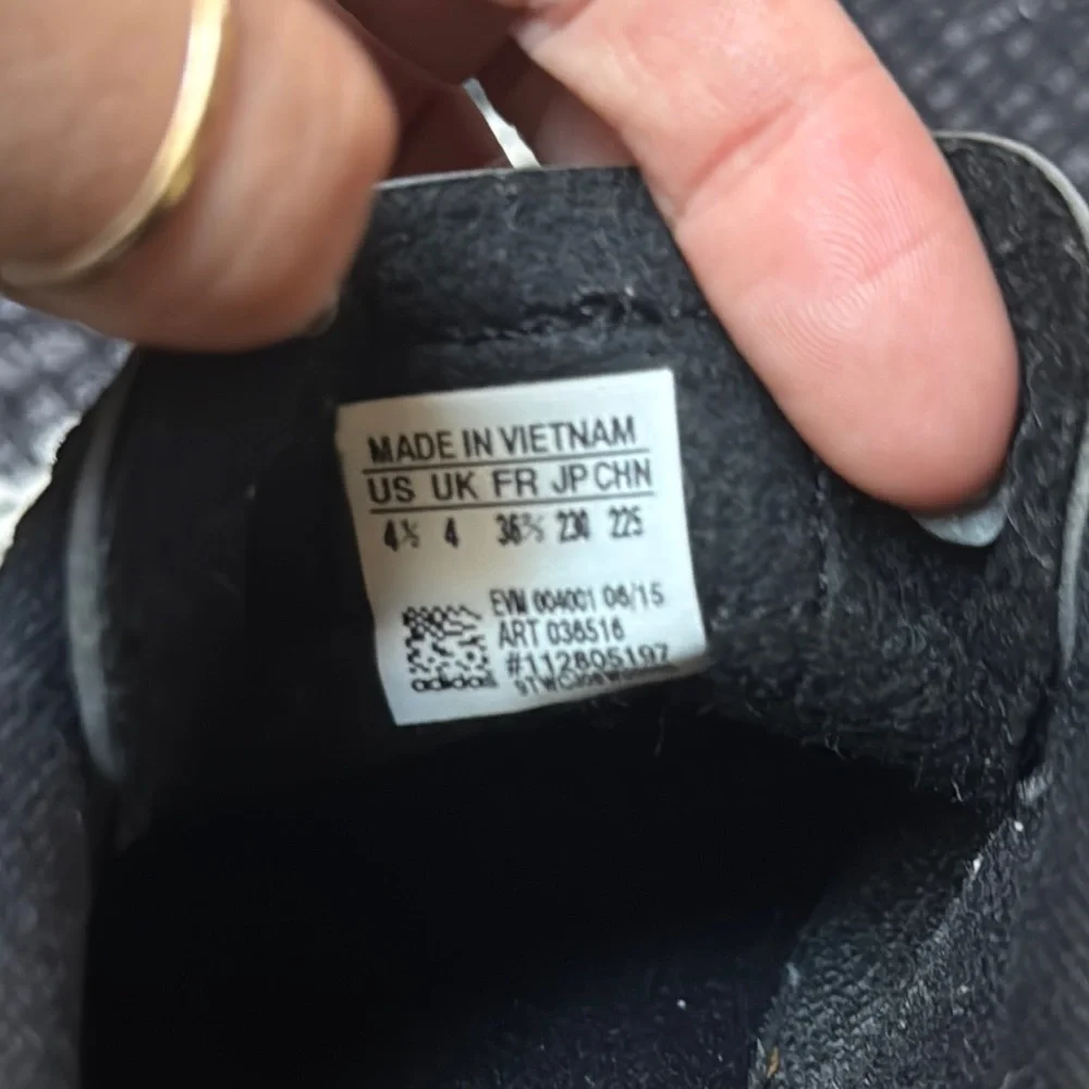 Adidas Sambas GS 4.5 (women’s 6) - Picture 2 of 4